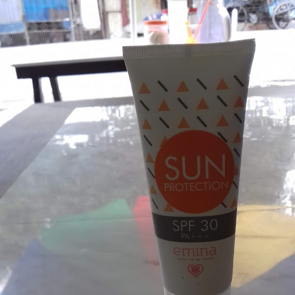 Review Sun Protection Emina